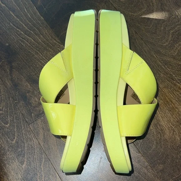 UGG Emily Sandal - Picture 2 of 5